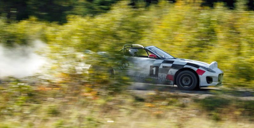 Autoissa on turvakaaret, vaahtosammutin, kuusipistevöillä varustetut kisapenkit ja nokalla komeilevat lisävalot.