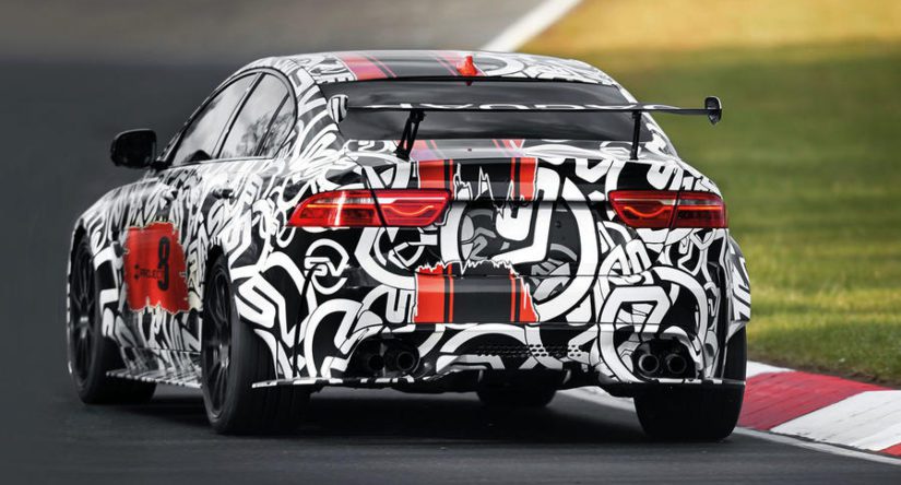 Ratahenkisyys viimeistellään takaluukun kannen päällä komeilevalla spoilerilla, joka näyttää lähes Porsche 911 GT3 RS:stä lainatulta.