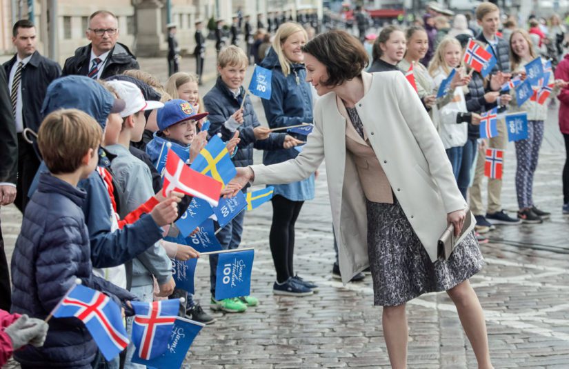 Rouva Haukio tervehtii Cygnaeus Lågstadieskolanin koululaisia.