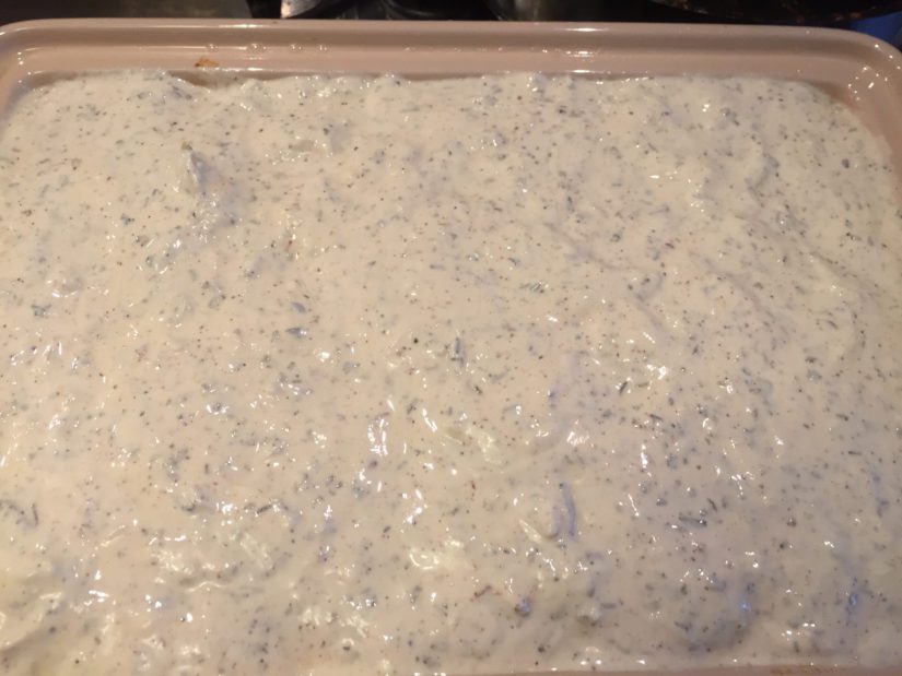 Jogurttikastikkeen pilkut ovat oreganoa, se on makuna aivan ytimessä.