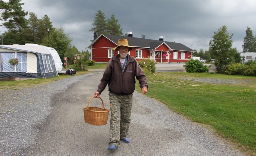 – Ei täällä tarvitse yksin olla. Aina riittää ovelle koputtelijoita ja saunakaveriksi pyytelijöitä, karavaanarihan on tunnetusti kaikkien kaveri, Juha Eskeli kertoo.