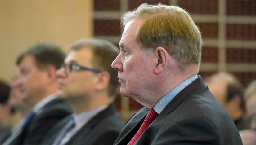 Entinen pääministeri Paavo Lipponen toimii kaasuputkiyhtiön konsulttina, nykyiselle pääministerille Juha Sipilälle asia on vain ympäristökysymys.