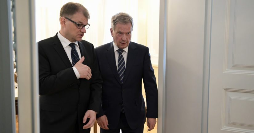 Luottamus Juha Spilän hallitukseen ulkopolitiikassa horjuu, mutta presidentti Sauli Niinistöön vahvistuu.