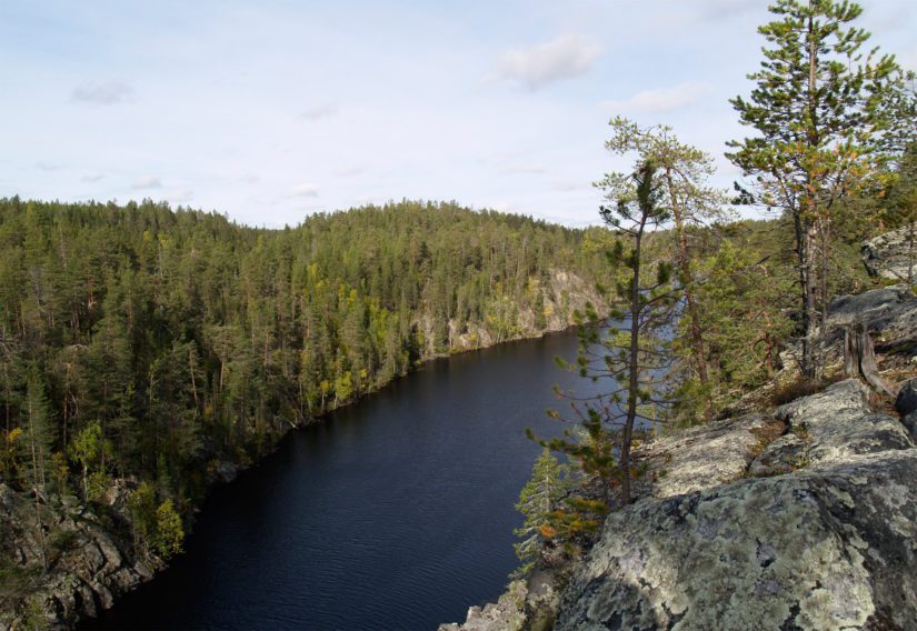 Julma-Ölkyn kanjonijärvi on kaksi miljardia vuotta vanha ja osa Hossan kansallispuistoa.
