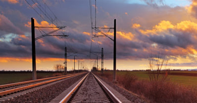 Junaraiteille oli laitettu runsaasti romua – veturi rikkoontui törmäyksessä