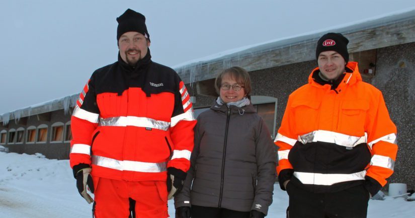 Jurmun maitotilan tehotiimi, Juhani, Sirpa sekä Henri kipparoivat noin sadan lehmän lypsykarjatilaa hyvän ja tiiviin yhteishengen voimin.