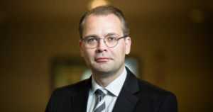 Puolustusministeri Niinistö: ”Krimin valtaus osoitti – liikekannallepanon hitaus on Akilleen kantapää”