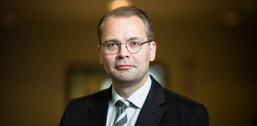 Puolustusministeri Jussi Niinistö saa ainoana ulkopolitiikan parissa toimivana ministerinä vuoden 2007 kollegaansa paremmat arvosanat.