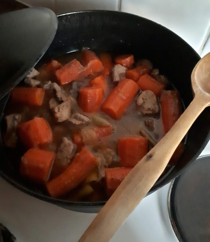 Hyvä ja terveellinen kotiruoka kuten karjalanpaisti syntyy yksinkertaisista, mutta tuoreista raaka-aineista.