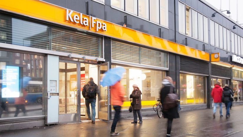 Kansaneläkkeen hoitoa varten perustettiin Kansaneläkelaitos eli Kela, joka aloitti toimintansa joulukuussa 1937.