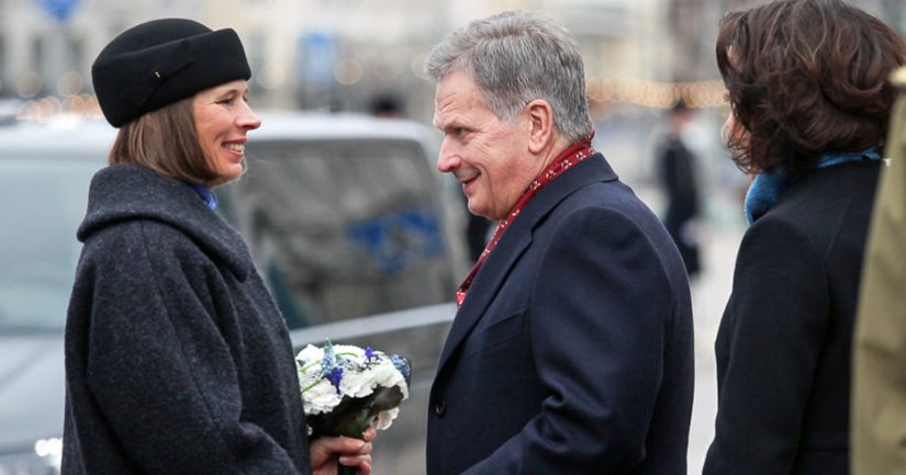 Presidenttipari Sauli Niinistö ja Jenni Haukio ottivat Presidentinlinnan pihalla vastaan Viron presidentti Kersti Kaljulaidin.