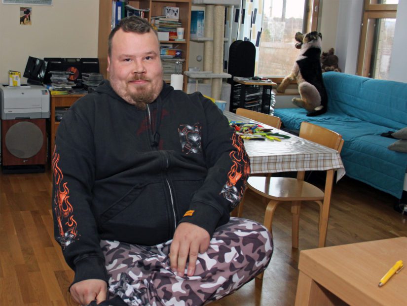 Vaikea aivovamma vei Kimmolta sekä liikunta- että puhekyvyn. – En osannut edes kirjoittaa, joten jouduin opettelemaan kaiken alusta, Kimmo kertoo.