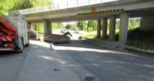 Kuorma-auto ajoi kippilava pystyasennossa – törmäsi rautatiesiltaan ja lava putosi