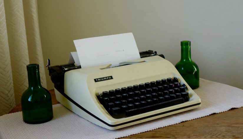 Kirjoituskone muistuttaa ajasta, jolloin täytyi todella miettiä mitä haluaa kirjoittaa ja miten. Matka enter-nappulasta toisten tietoisuuteen oli yllättävän pitkä. (Kuva Eetu Ruusukallio)