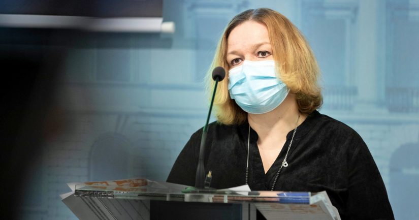 Perhe- ja peruspalveluministeri Krista Kiuru kertoi hallituksen esityksestä tiedotustilaisuudessa koronapassista ja maahantulosäännöksistä.