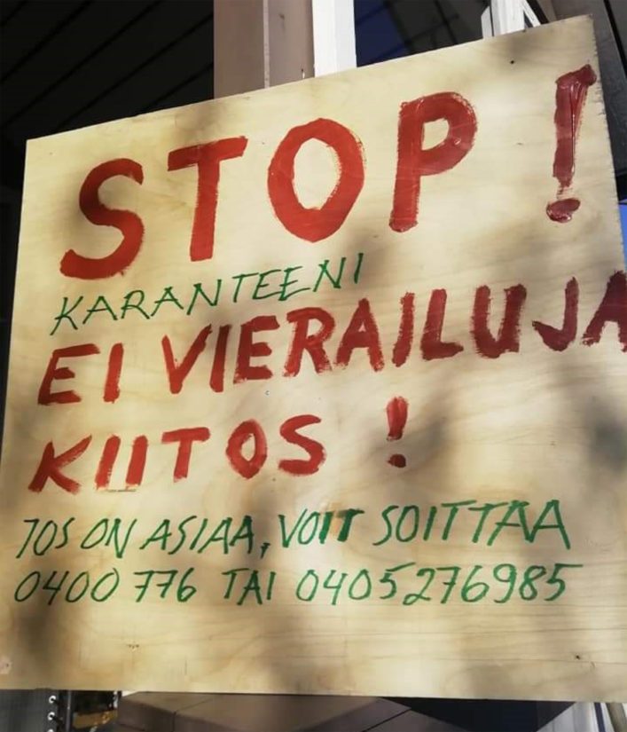 Taiteilijapariskunta Vuori on tehnyt jopa kyltin varoittamaan koronaviruksesta.