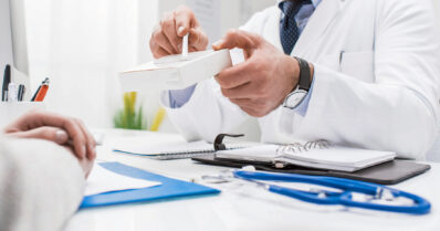 Antibiooteille vastustuskykyiset bakteerit aiheuttavat ongelmia – Suomessa yli 100 kuolemaa vuodessa