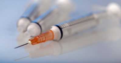 Nelikymppinen mies uhkasi liikkeiden työntekijöitä huumeruiskulla – saalis vähäinen määrä käteistä rahaa