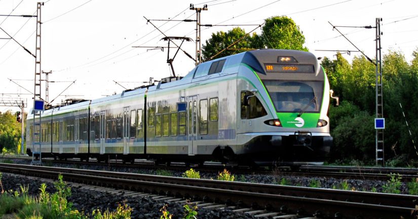 Kuvituskuva AOP Lapsi oli muiden ihmisten mukana noussut Helsinkiin matkalla olleeseen I-lähijunaan.