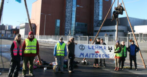 Elokapina osoittaa mieltään Valion maitotuotannon johdosta – ”Lehmät kärsivät”