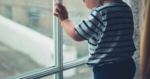 Kolmevuotiaat kaksoset karkasivat kotoa – olivat vähällä jäädä auton alle ja juoksivat raitiovaunun eteen