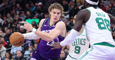 Loukkaantuiko Lauri Markkanen oikeasti? – NBA-koripalloliiga lähettää omat lääkärinsä