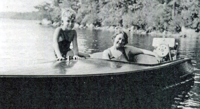 Lilly ja Eino Lehtimäki Äänisjärvellä, Verner toi veneen ilmeisesti Amerikasta.