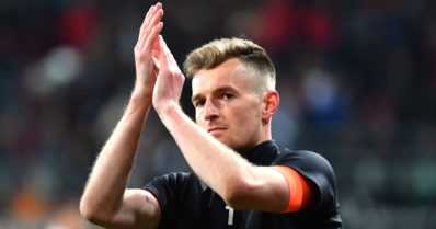 Lukas Hradecky torjui todella tärkeän voiton pahvipäiden edessä