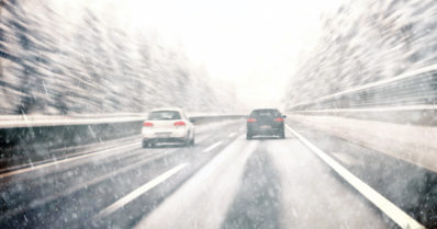 Runsas lumisade hankaloittaa liikennettä viikonloppuna – vaikea ajokeli ja talvilomat huono yhdistelmä