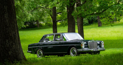 Ylellinen Mercedes-Benz odotti ladossa entisöintiä 18 vuotta – mallia valmistettiin vain 2 519 kappaletta