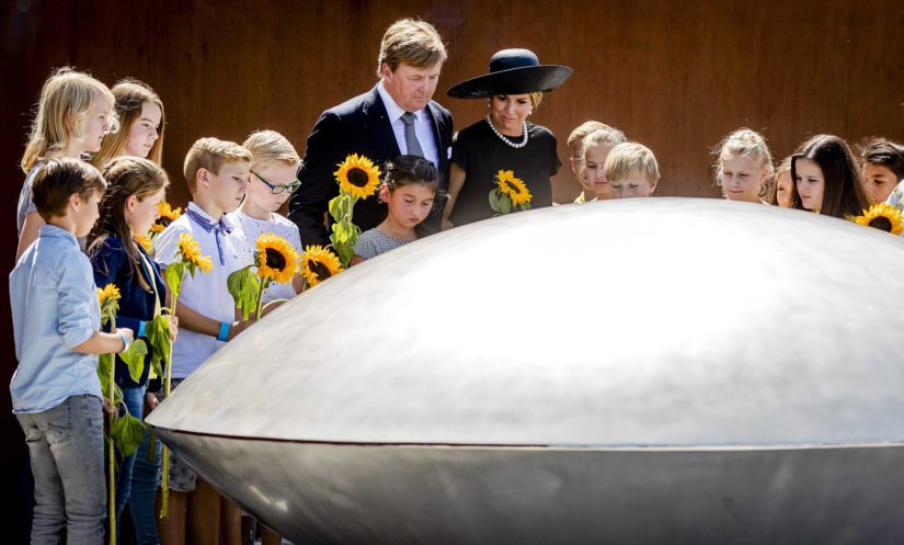 Koneessa kuoli 196 Alankomaiden kansalaista, joille kuningas Willem-Alexanderin ja kuningatar Maxima avasivat MH17-muistomerkin vuosi sitten.