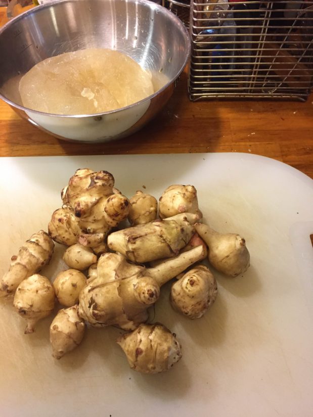 Puoli kiloa maa-artisokkia pitää miehen tiellä.