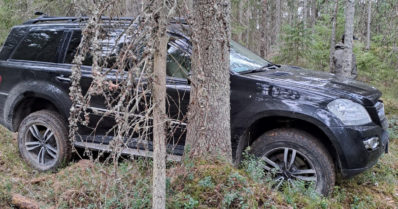 Maasturikuski jahtasi henkilöautoa ja törmäili perään – matkustajat pakenivat peltoa pitkin