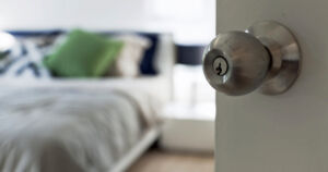 Rikolliset parittivat kymmeniä uhreja – toimintaa airbnb-asunnoissa lukuisissa kaupungeissa