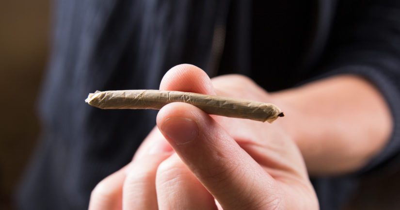 Kannabiksen käytön yleistyminen näyttäisi painottuvan jo täysi-ikäistyneisiin nuoriin.