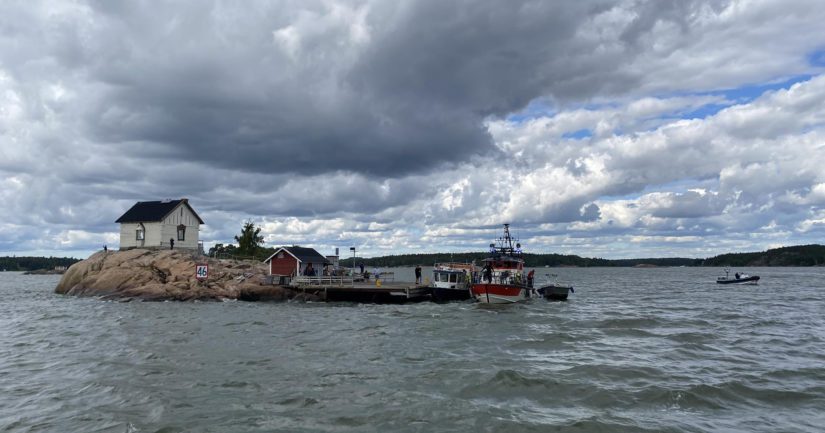 Matkustajat haettiin saaresta toisella aluksella ja haveristialus jäi Loistokariin.