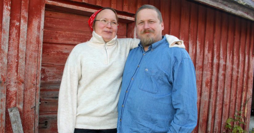 Marjo ja Tauno Bruun ovat isännöineet emännän kotitilaa 15 vuoden ajan. – Tämä on meidän näköisemme tila, jossa tartutaan mieluummin lapioon kuin istutaan koulutuspäivillä.