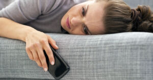 Nuoria huijattiin Snapchatissa ja Tinderissä – kaveriksi lyöttäytynyt parikymppinen pyysi rahaa lainaksi