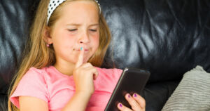 Digisuosituksilla halutaan torjua haittoja lapsille – omia älypuhelimia ei suositella alle 13-vuotiaille