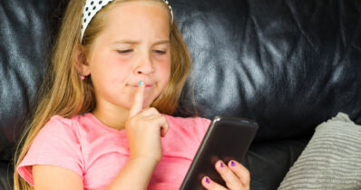 Digisuosituksilla halutaan torjua haittoja lapsille – omia älypuhelimia ei suositella alle 13-vuotiaille