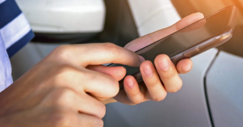 Jokainen voi esittää koronatodistuksen omalta mobiililaitteeltaan tai tulostaa sen paperille.