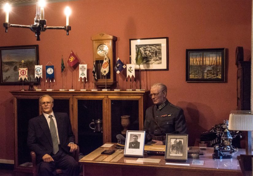 Matti Laurilan ja Artturi Leinosen vahanuket pitävät palaveria Laurilan kotitoimistossa museon yläkerrassa.