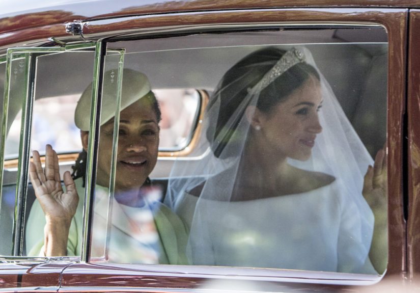 Meghan Markle saapui äitinsä Doria Raglandin seurassa, isä Thomas Marklella kerrottiin olevan terveyshuolia.