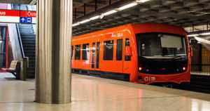 Metrosta poistettu mies huitoi teräaseella vartijoita – pahoinpiteli aikaisemmin naista