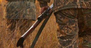 Hirvijahdissa ollut mies kuoli metsästysonnettomuudessa – ase kaatui ja laukesi vahingossa