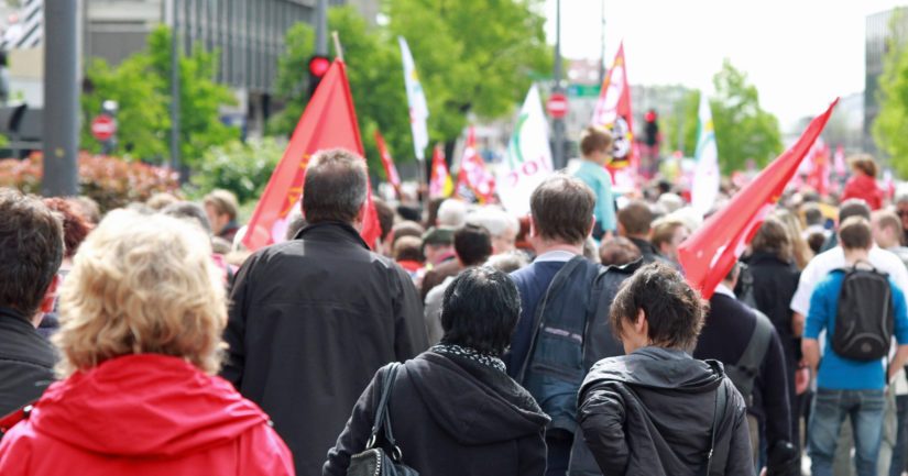 Kuvituskuva Fotolia Kolmannes vastanneista olisi valmis osallistumaan mielenosoitukseen päättäjien painostamiseksi.