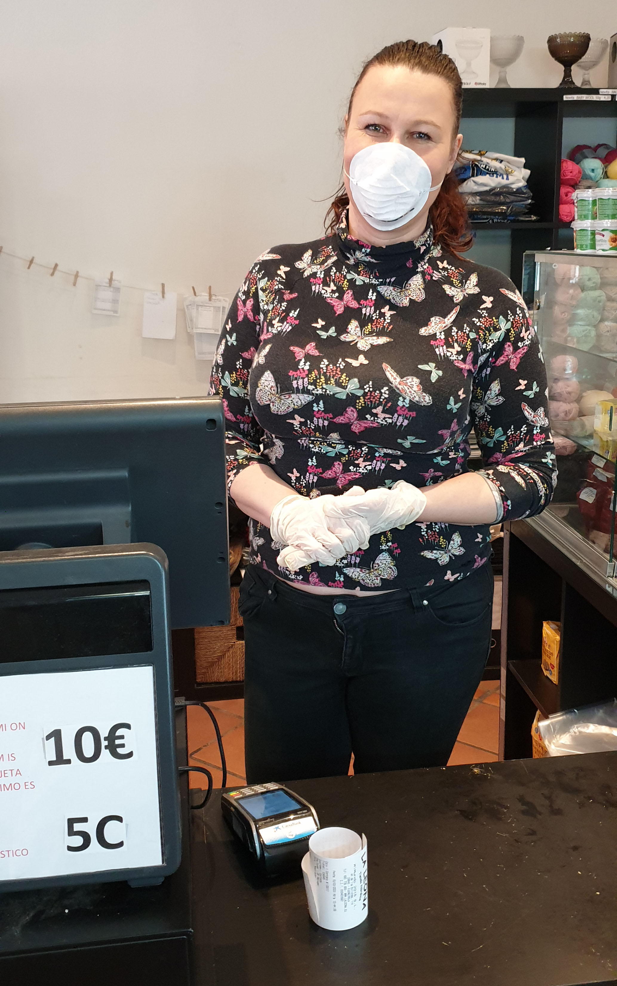 Yrittäjä Miia Marjamäki on pukeutunut suomalaisten suosimassa kauppaliikkeessään asianmukaisiin suojavarusteisiin.