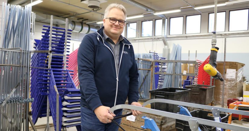 Kuva Anne Anttila Potkuritehtaan toimitusjohtajana toimii nykyään Samuli Lahtisen pojanpojanpoika Mika Lahtinen. – Olen suurissa, mutta sitäkin mielenkiintoisimmissa saappaissa, Mika Lahtinen iloitsee.