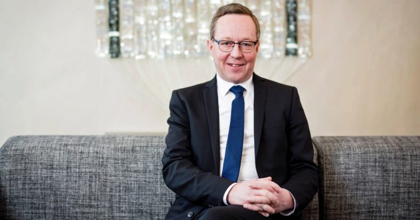 Sipilä antoi omistajaohjausministerin pestin ja hallituksen kassakirstun avaimet elinkeinoministeri Mika Lintilälle.