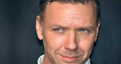 Beck-elokuvien kovaotteisena poliisina tuttu Mikael Persbrandt yllättää – taidenäyttely Suomessa